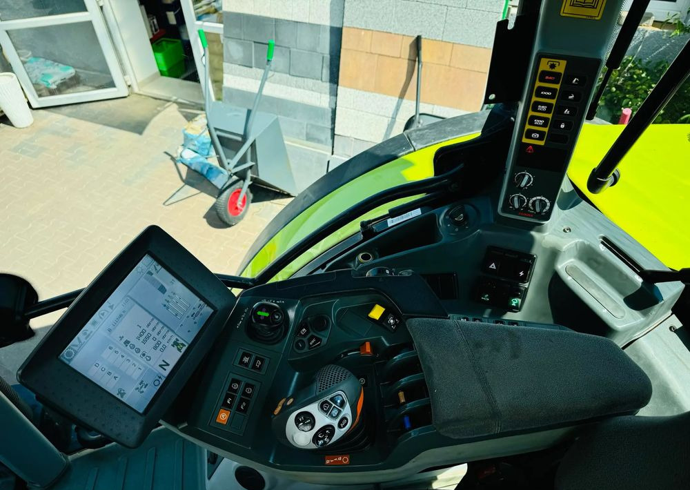 Farm tractor Claas Arion 650