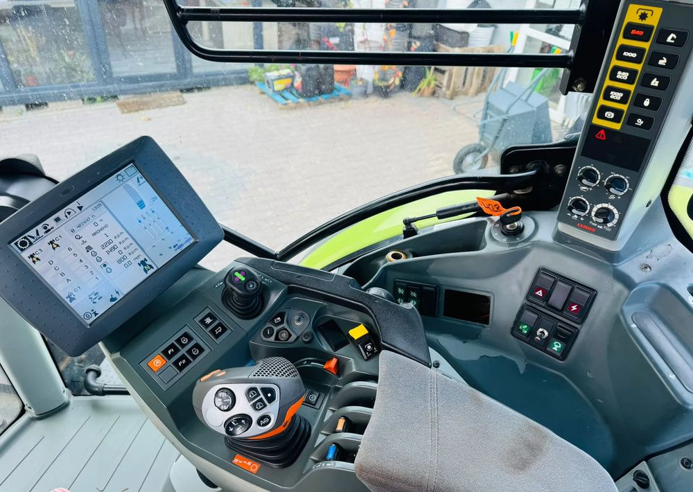 Farm tractor Claas Arion 650