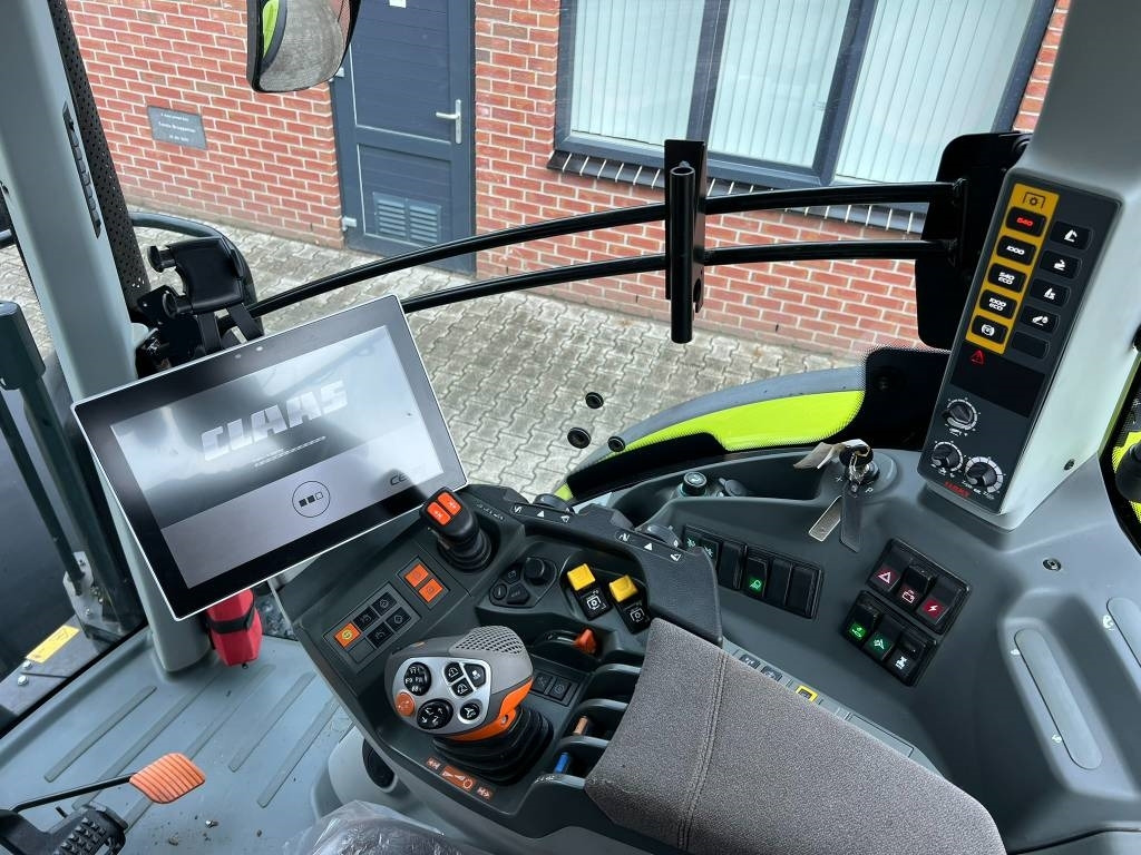 Farm tractor Claas Arion 660