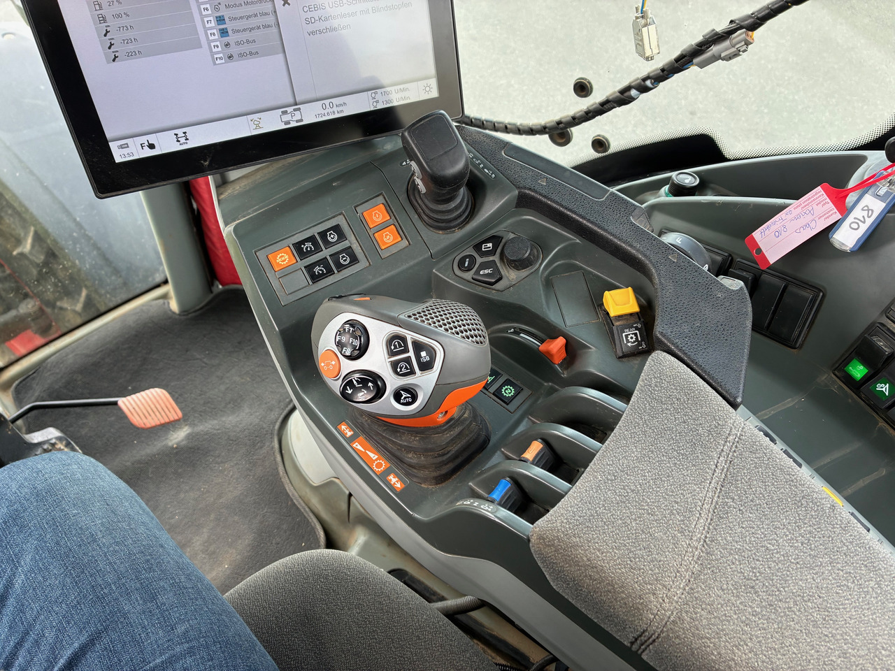 Farm tractor Claas Axion 810