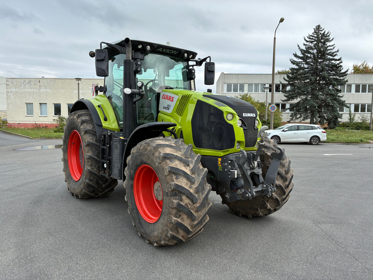 Farm tractor Claas Axion 810