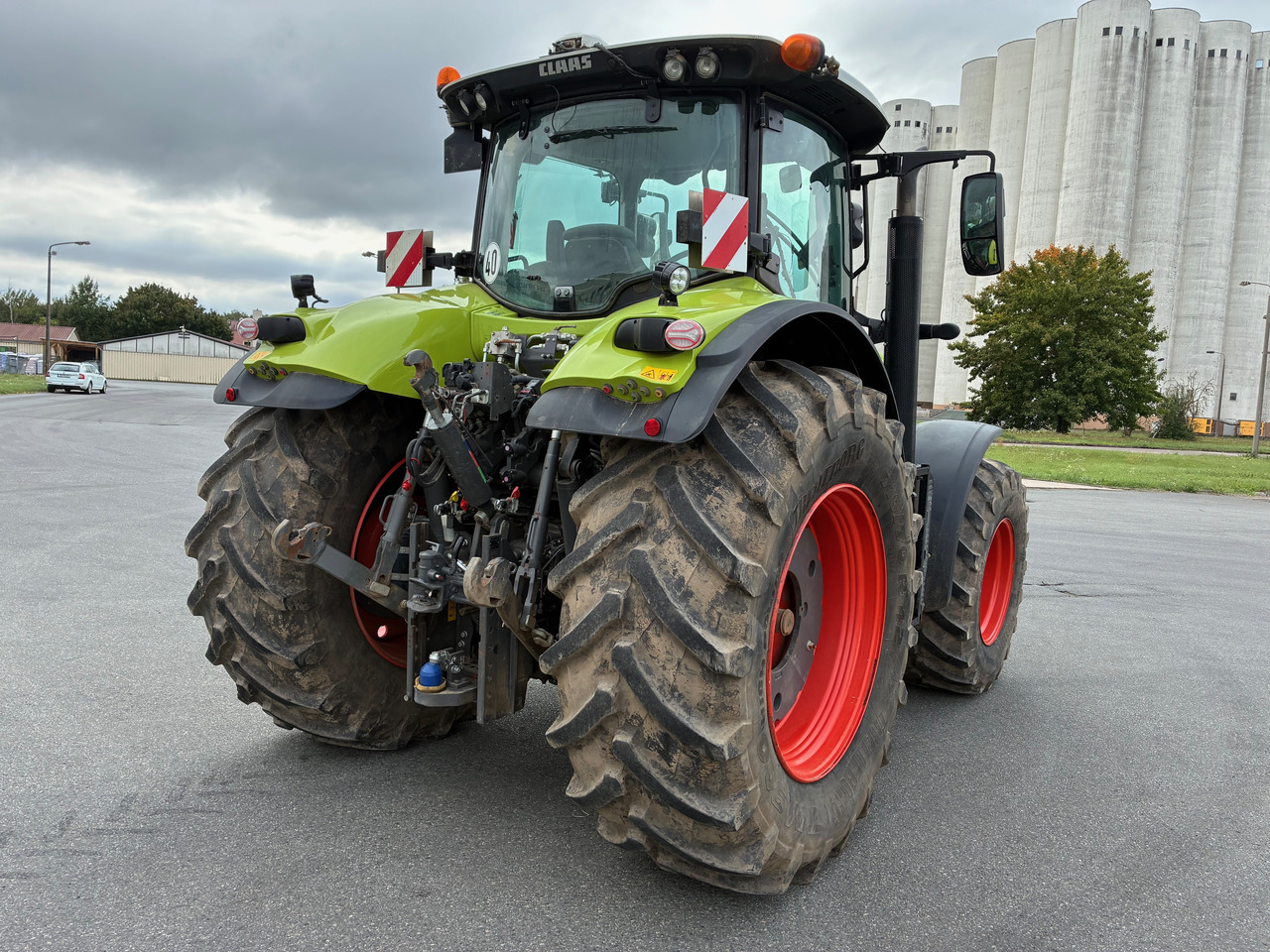Farm tractor Claas Axion 810