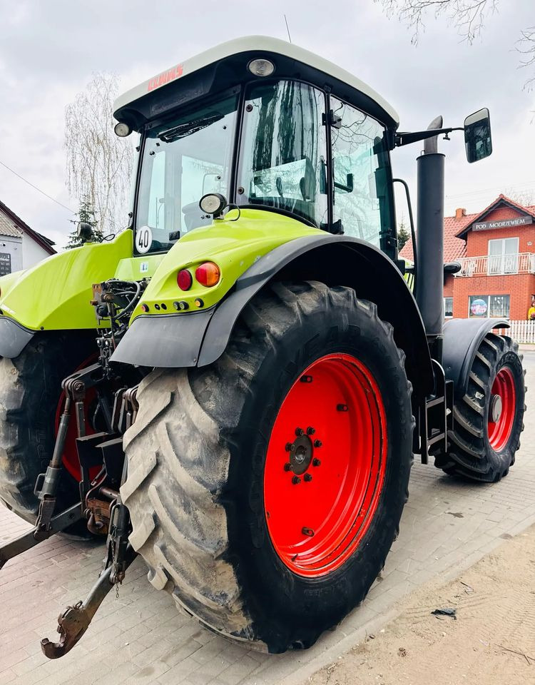 Farm tractor Claas Axion 810