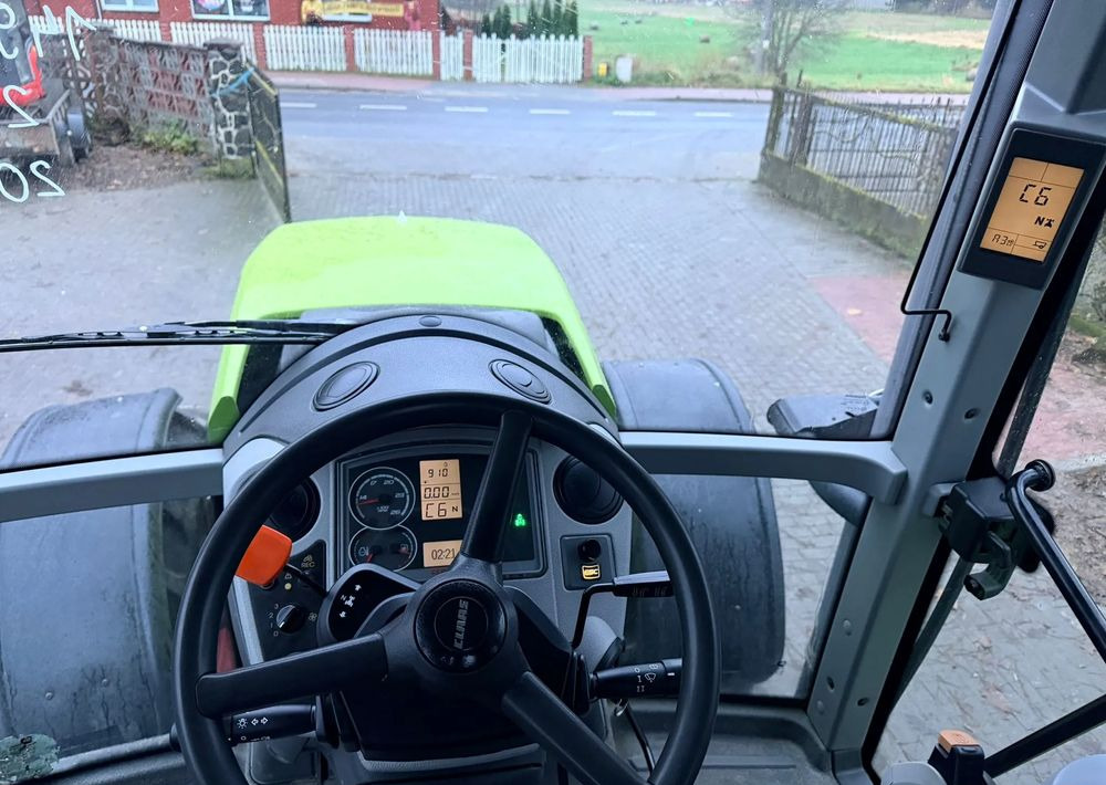 Farm tractor Claas Axion 810