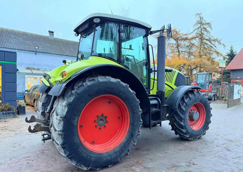 Farm tractor Claas Axion 810