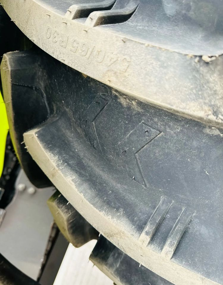 Farm tractor Claas Axion 810