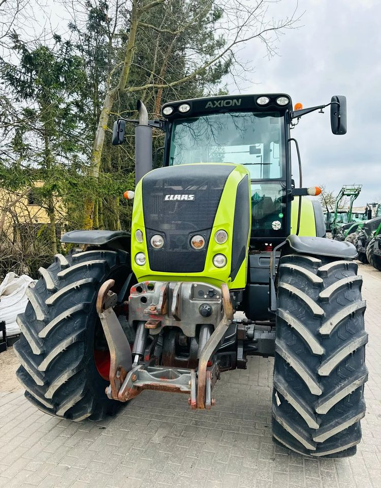 Farm tractor Claas Axion 810