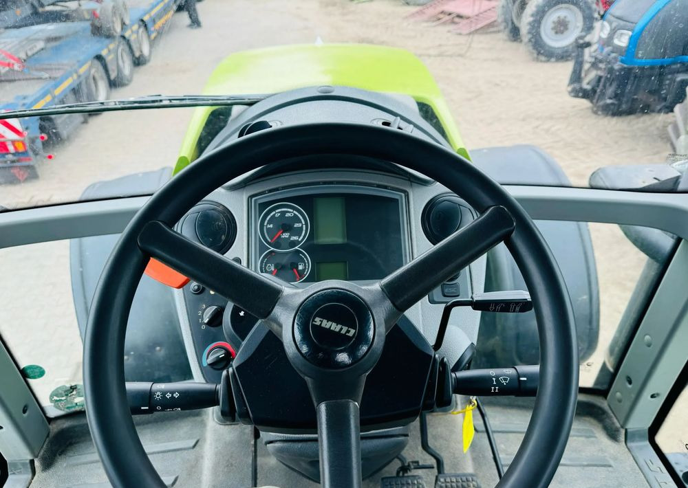 Farm tractor Claas Axion 810