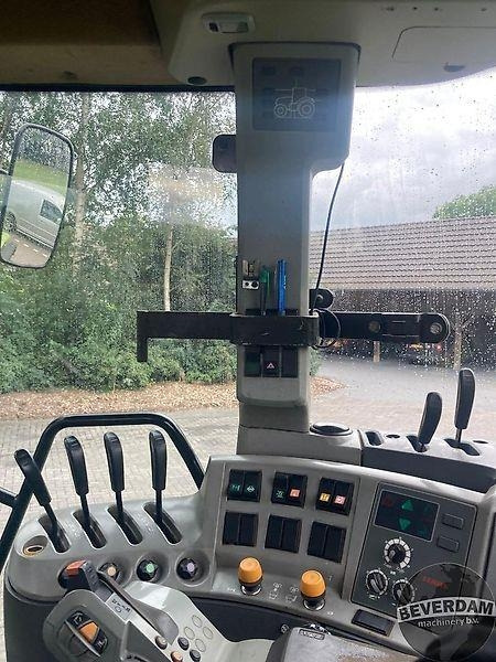 Farm tractor Claas Axion 820