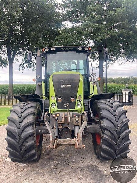 Farm tractor Claas Axion 820