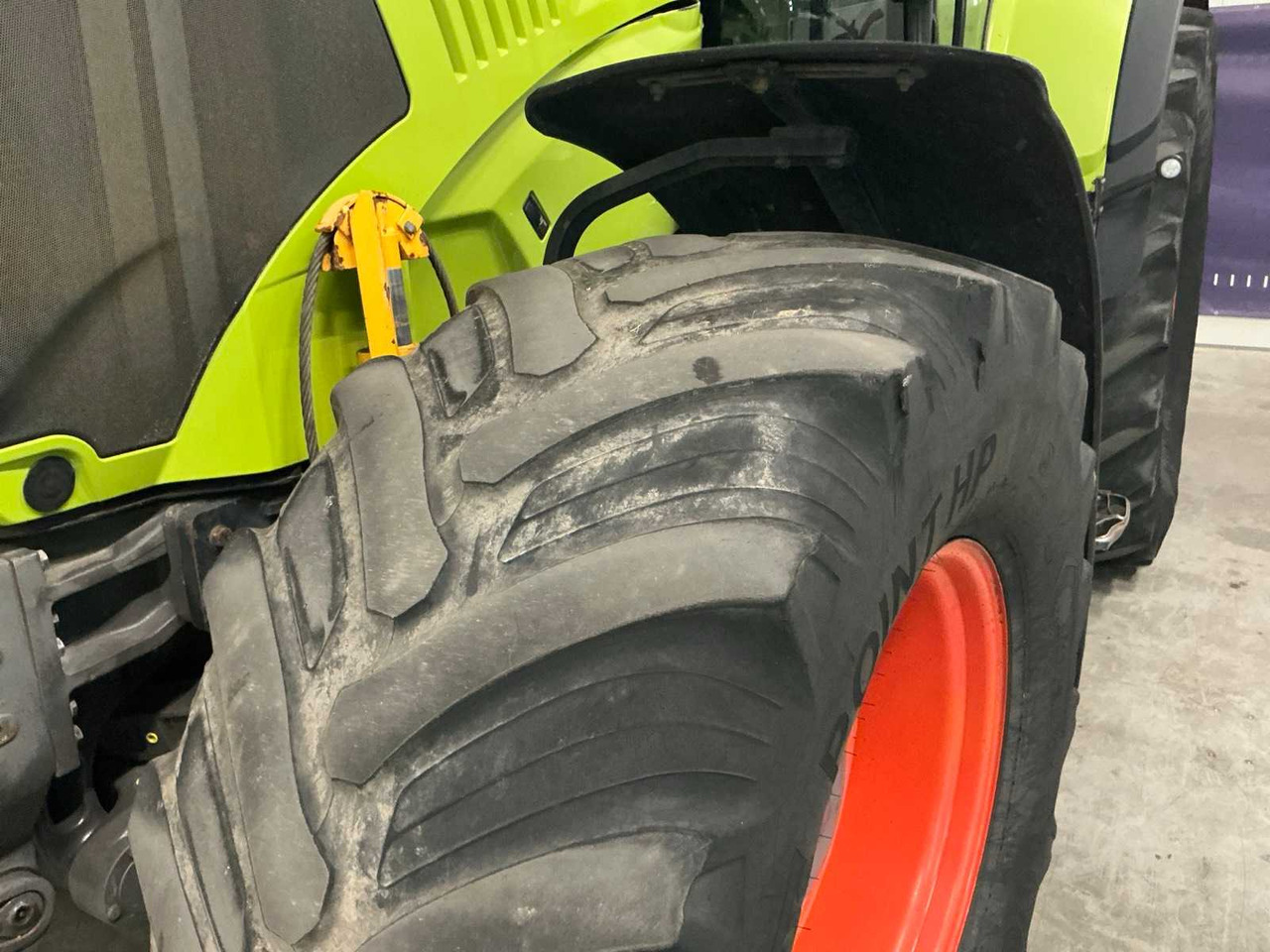 Farm tractor Claas Axion 820