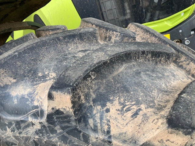 Farm tractor Claas Axion 830