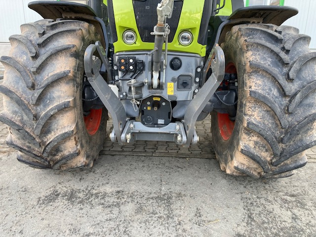 Farm tractor Claas Axion 830