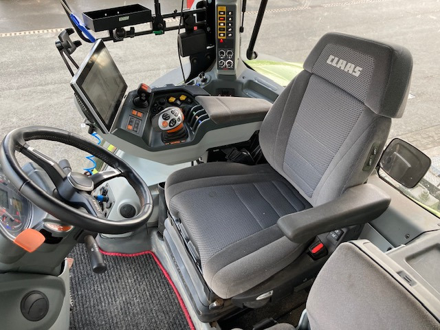 Farm tractor Claas Axion 830