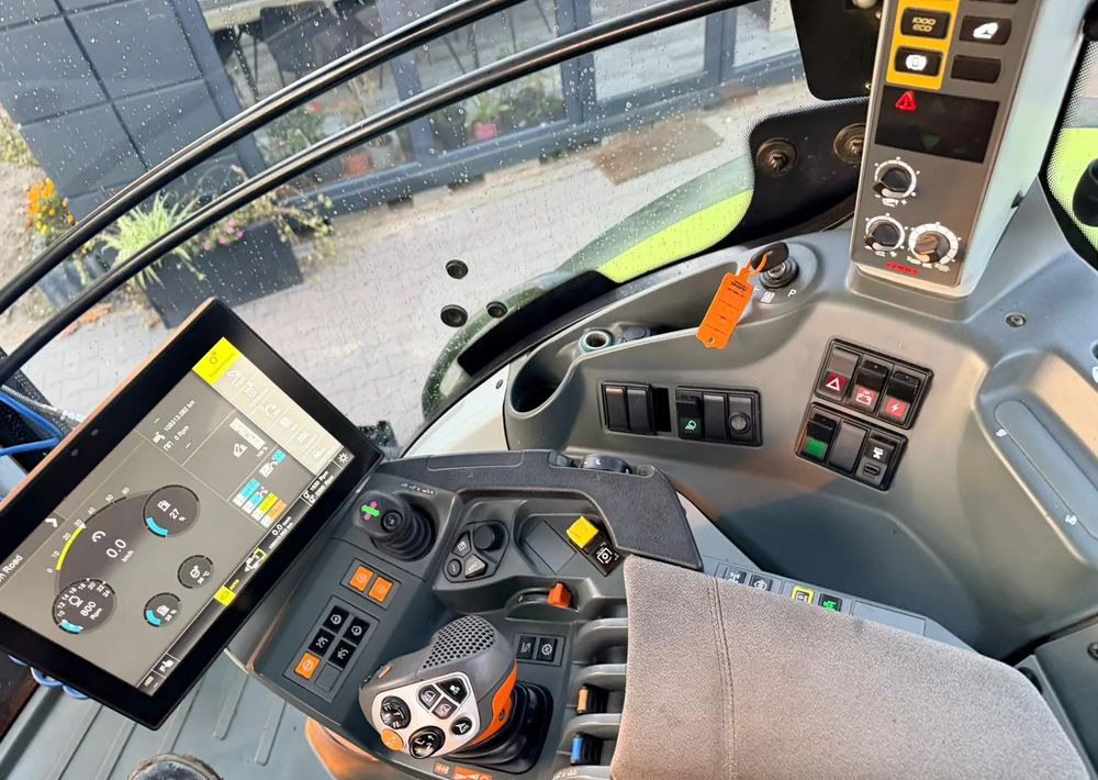 Farm tractor Claas Axion 830 CMATIC CEBIS