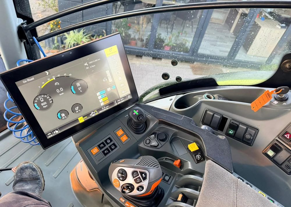 Farm tractor Claas Axion 830 CMATIC CEBIS