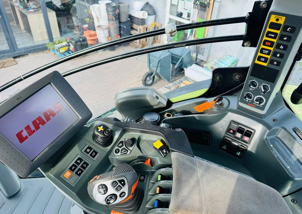 Farm tractor Claas Axion 830 Cebis