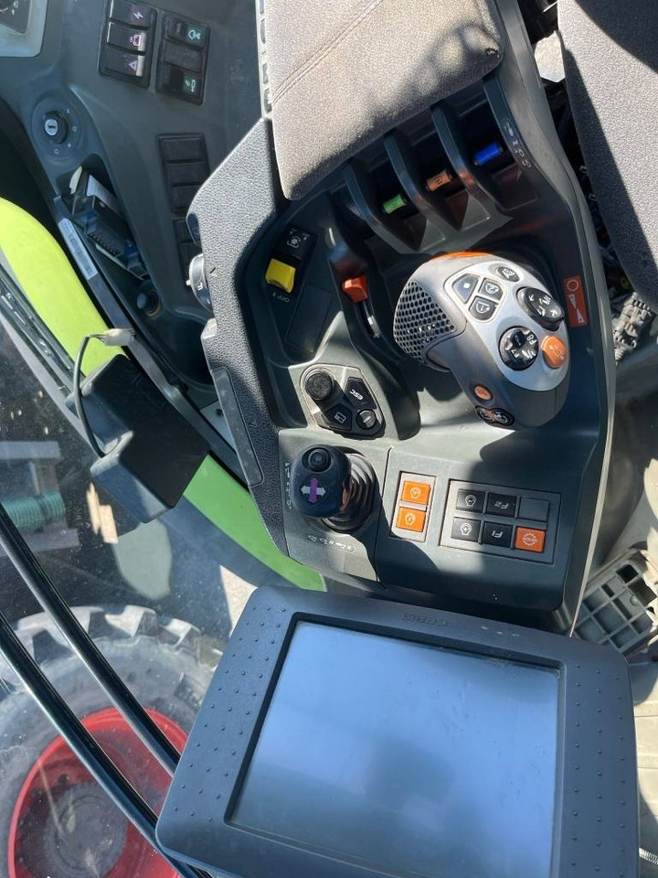 Farm tractor Claas Axion 830 Cmatic