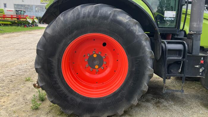 Farm tractor Claas Axion 840