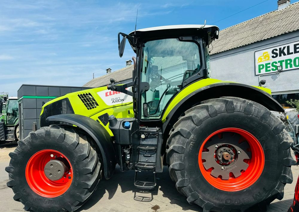 Farm tractor Claas Axion 840