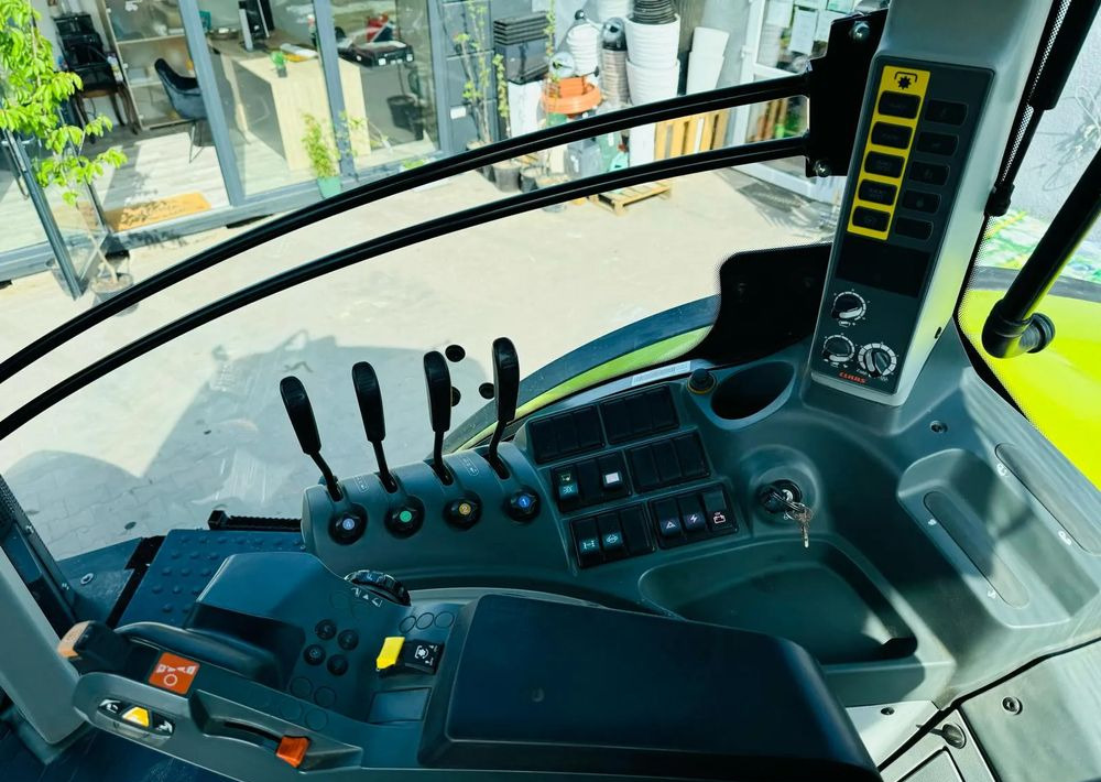 Farm tractor Claas Axion 840