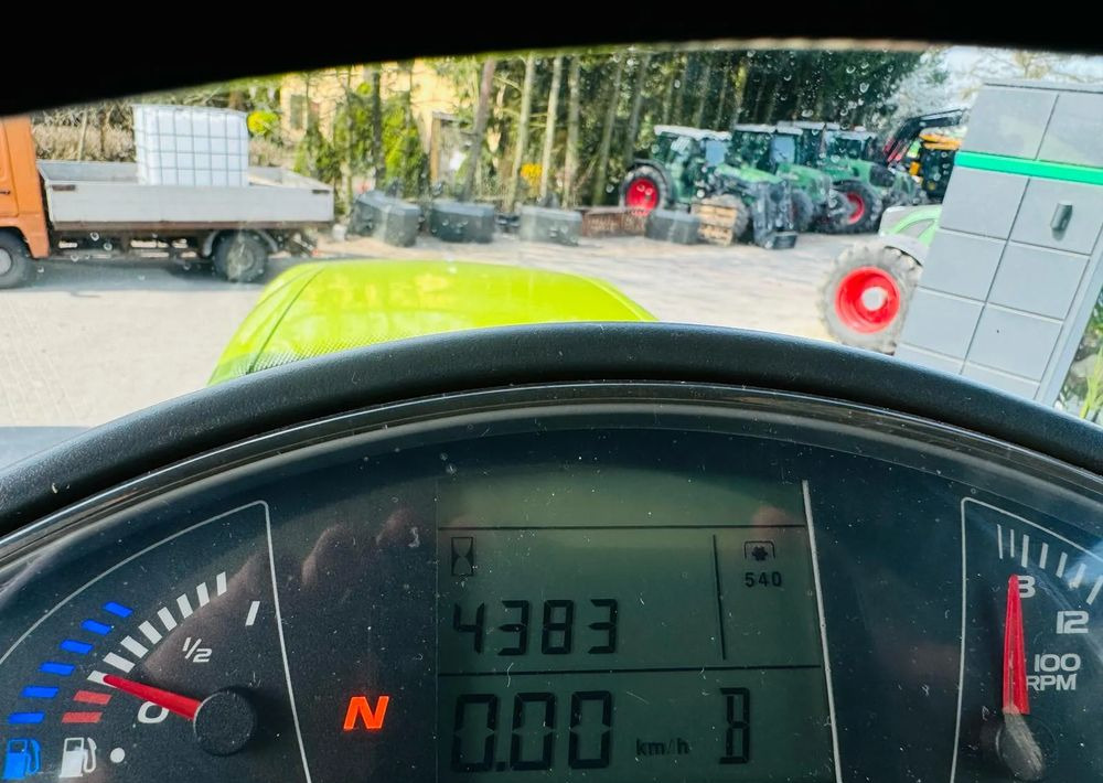 Farm tractor Claas Axion 840
