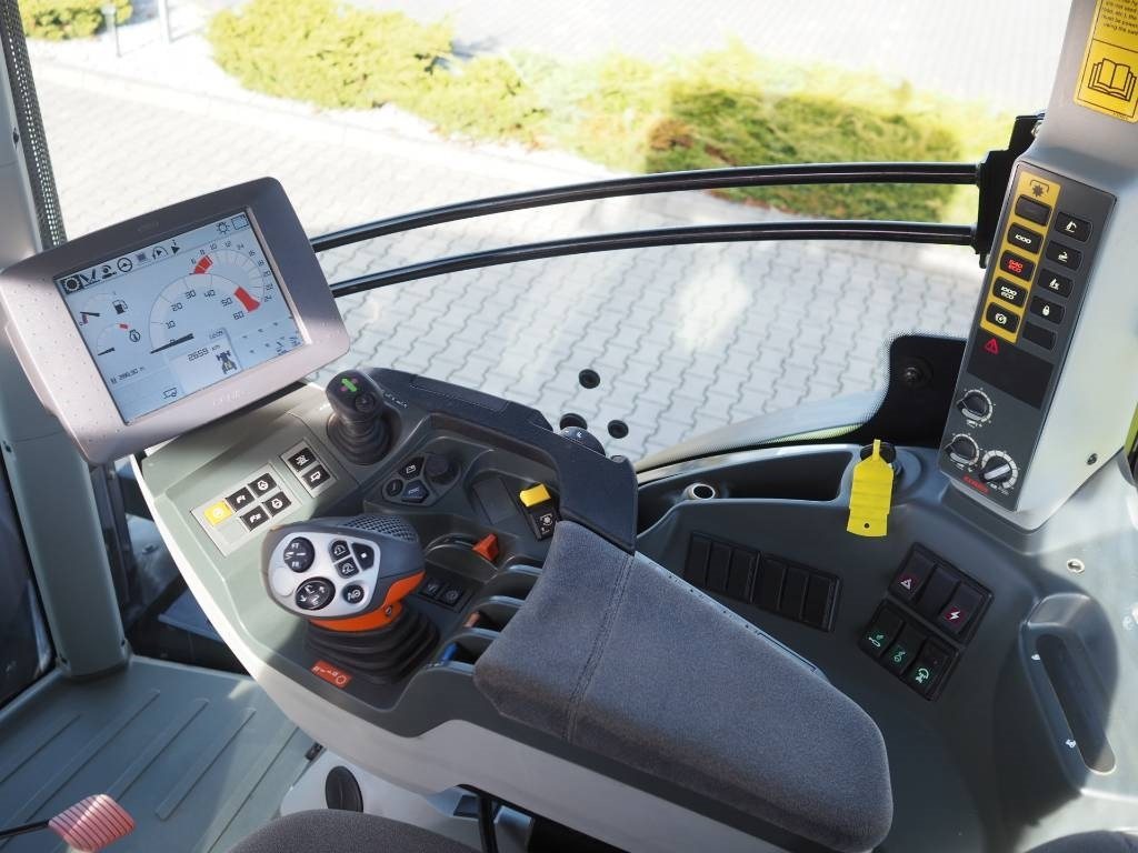 Farm tractor Claas Axion 840 CEBIS