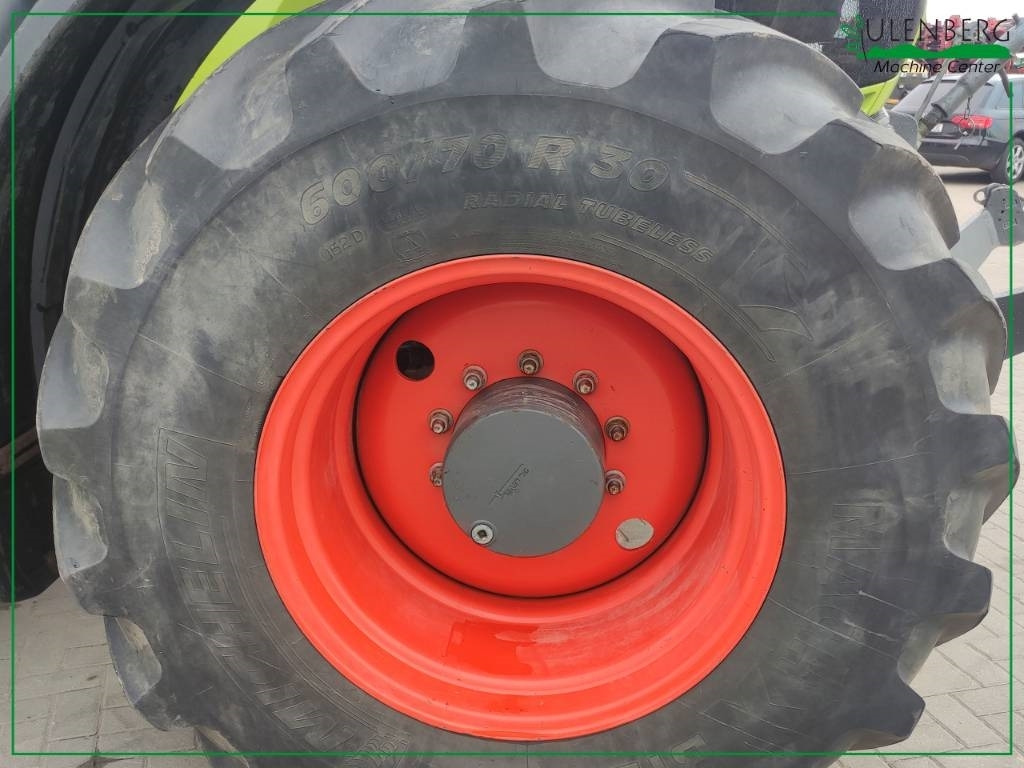 Farm tractor Claas Axion 850