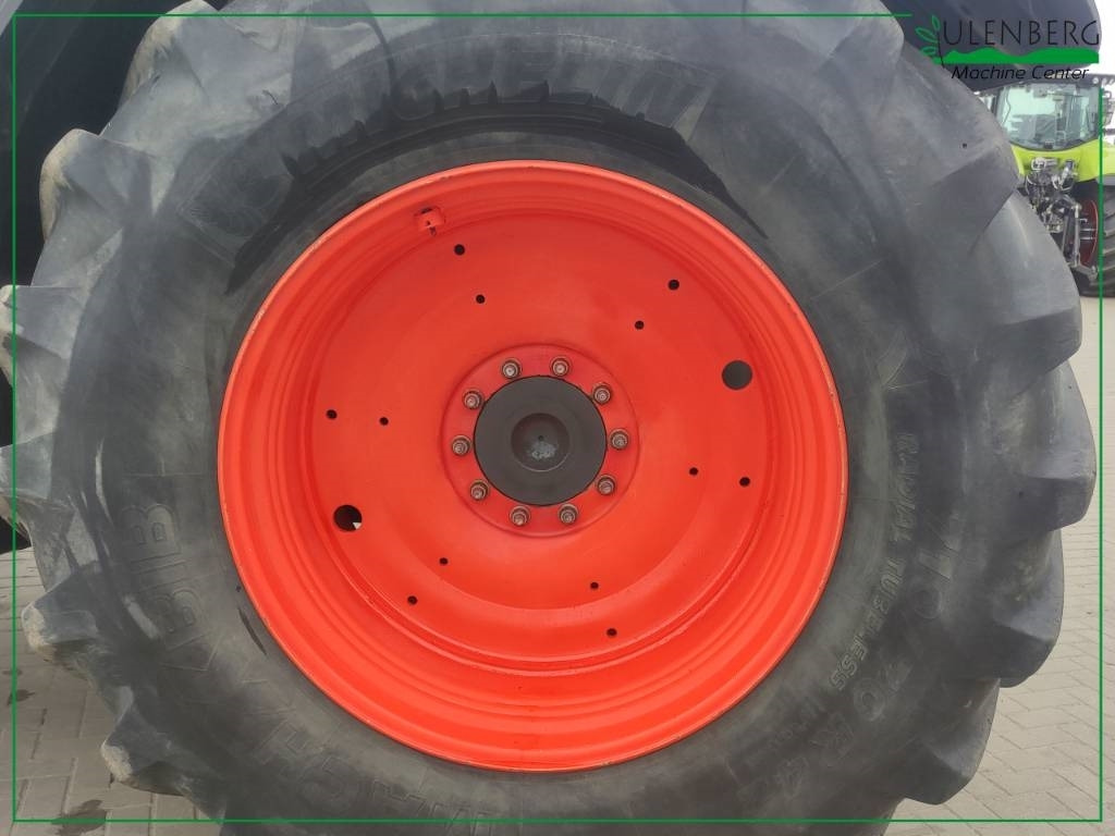 Farm tractor Claas Axion 850