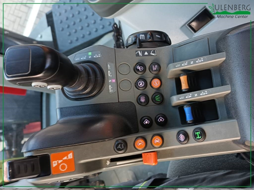 Farm tractor Claas Axion 850