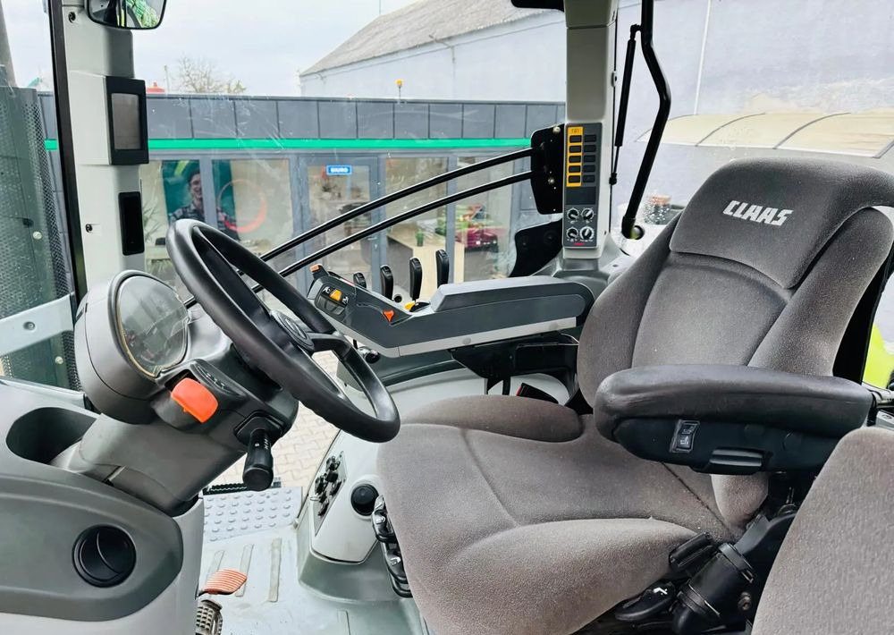 Farm tractor Claas Axion 850