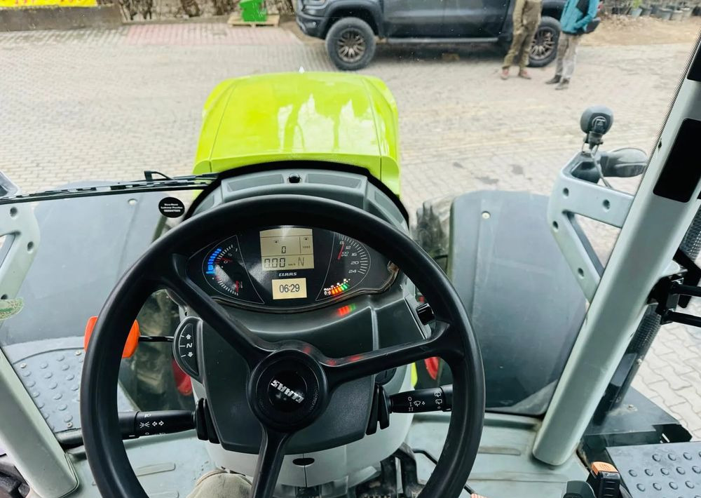 Farm tractor Claas Axion 850