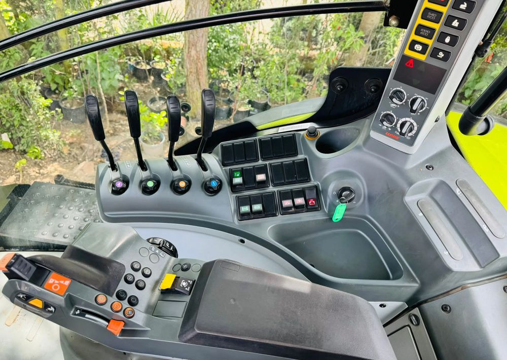 Farm tractor Claas Axion 850