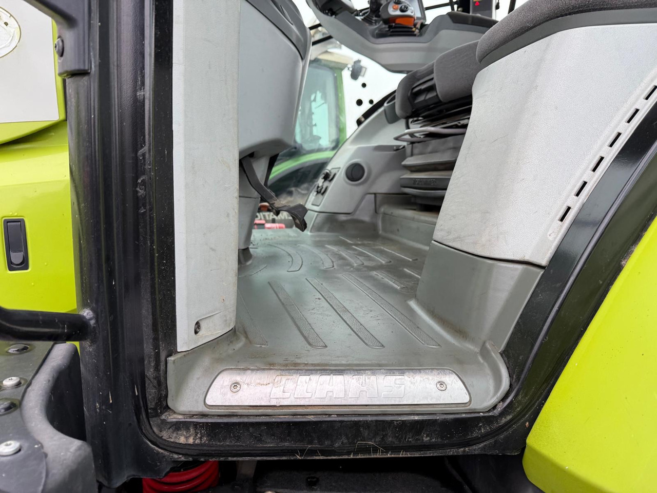 Farm tractor Claas Axion 850 C-Matic