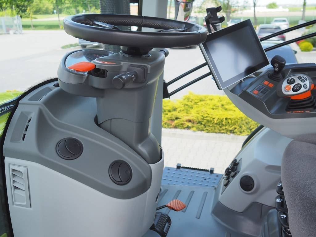 Farm tractor Claas Axion 850 Cebis