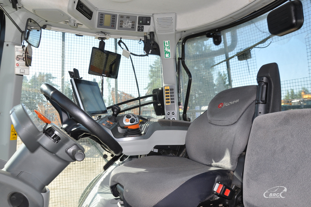 Farm tractor Claas Axion 870