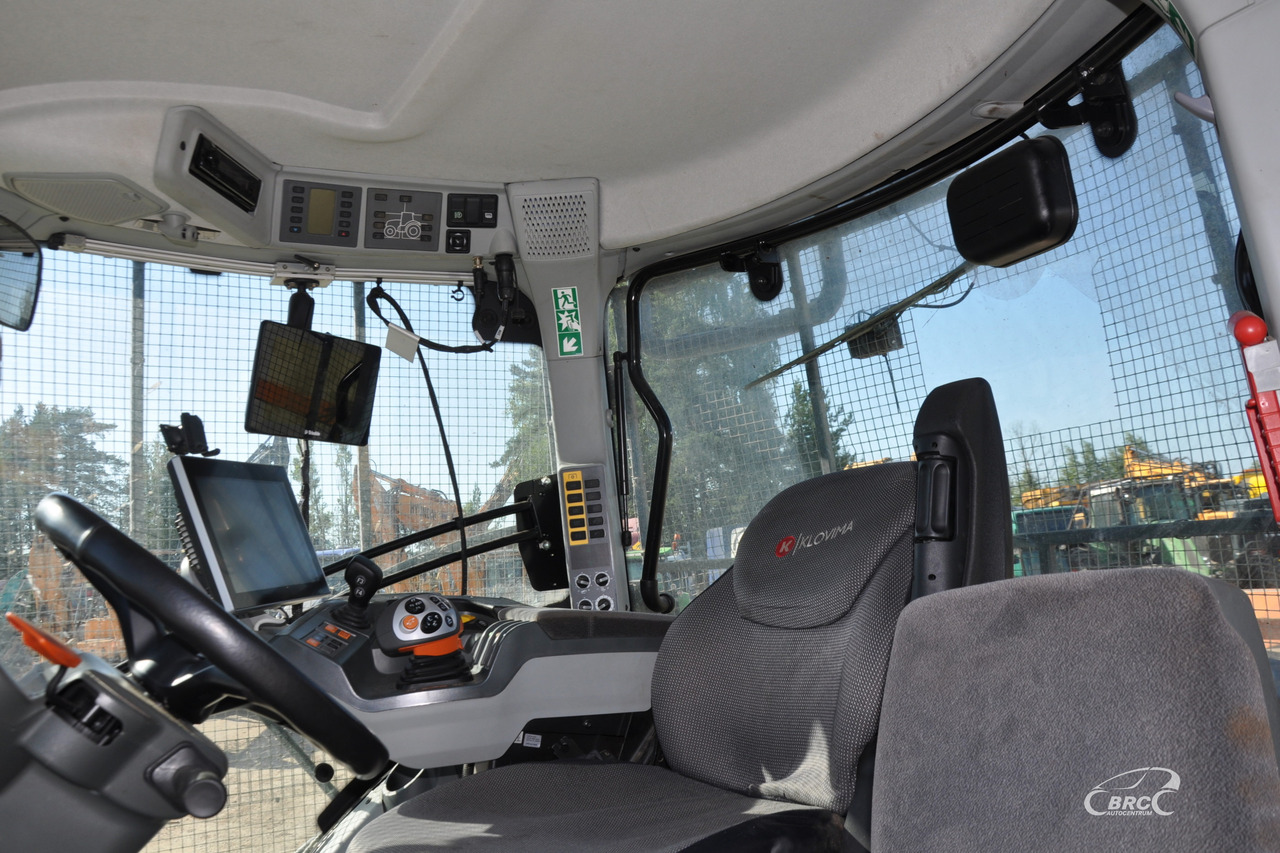 Farm tractor Claas Axion 870