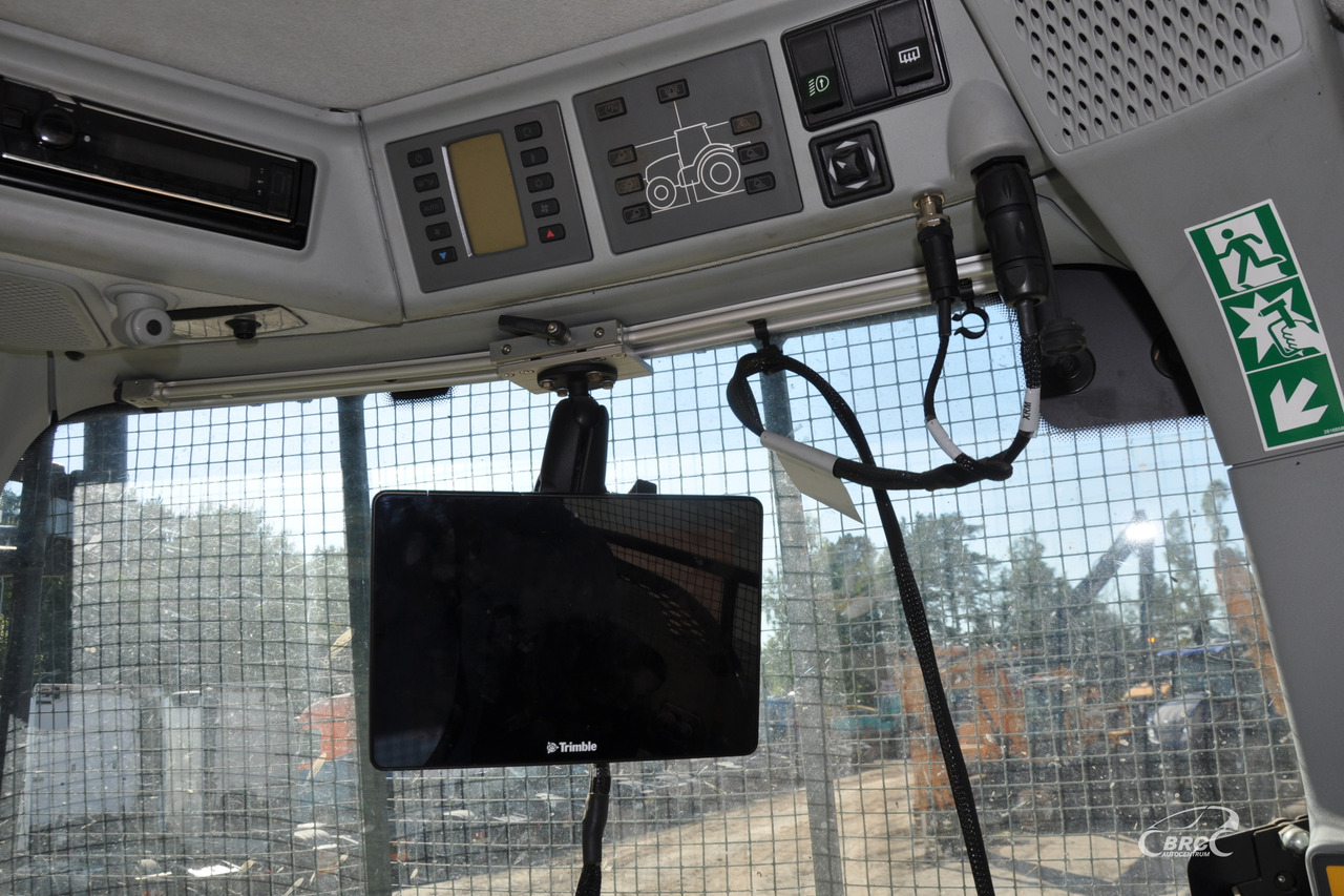 Farm tractor Claas Axion 870