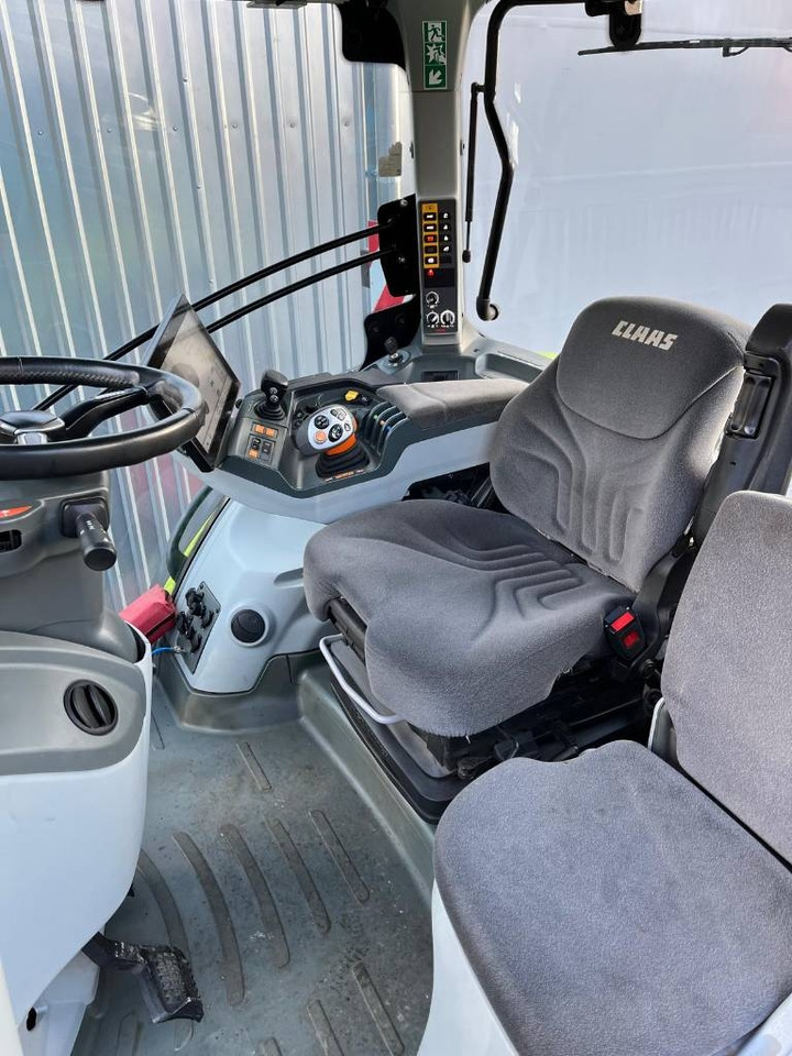 Farm tractor Claas Axion 870