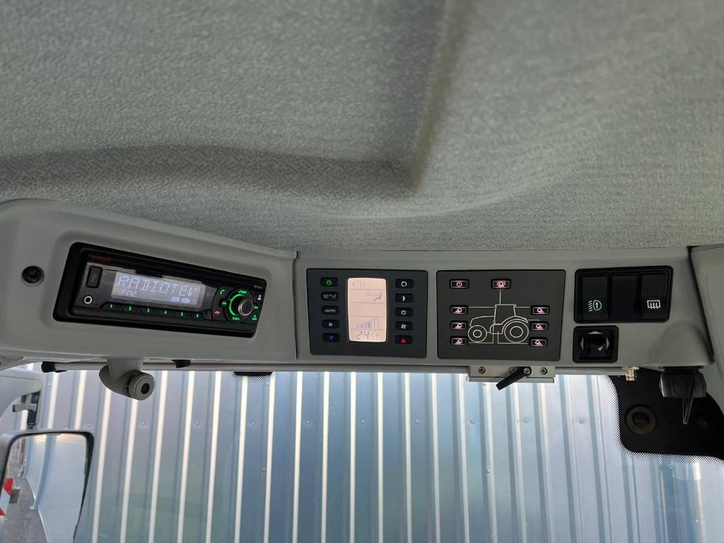 Farm tractor Claas Axion 870