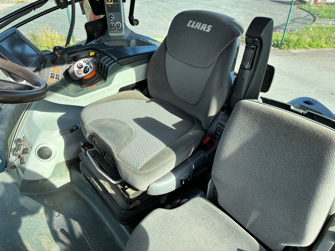 Farm tractor Claas Axion 870