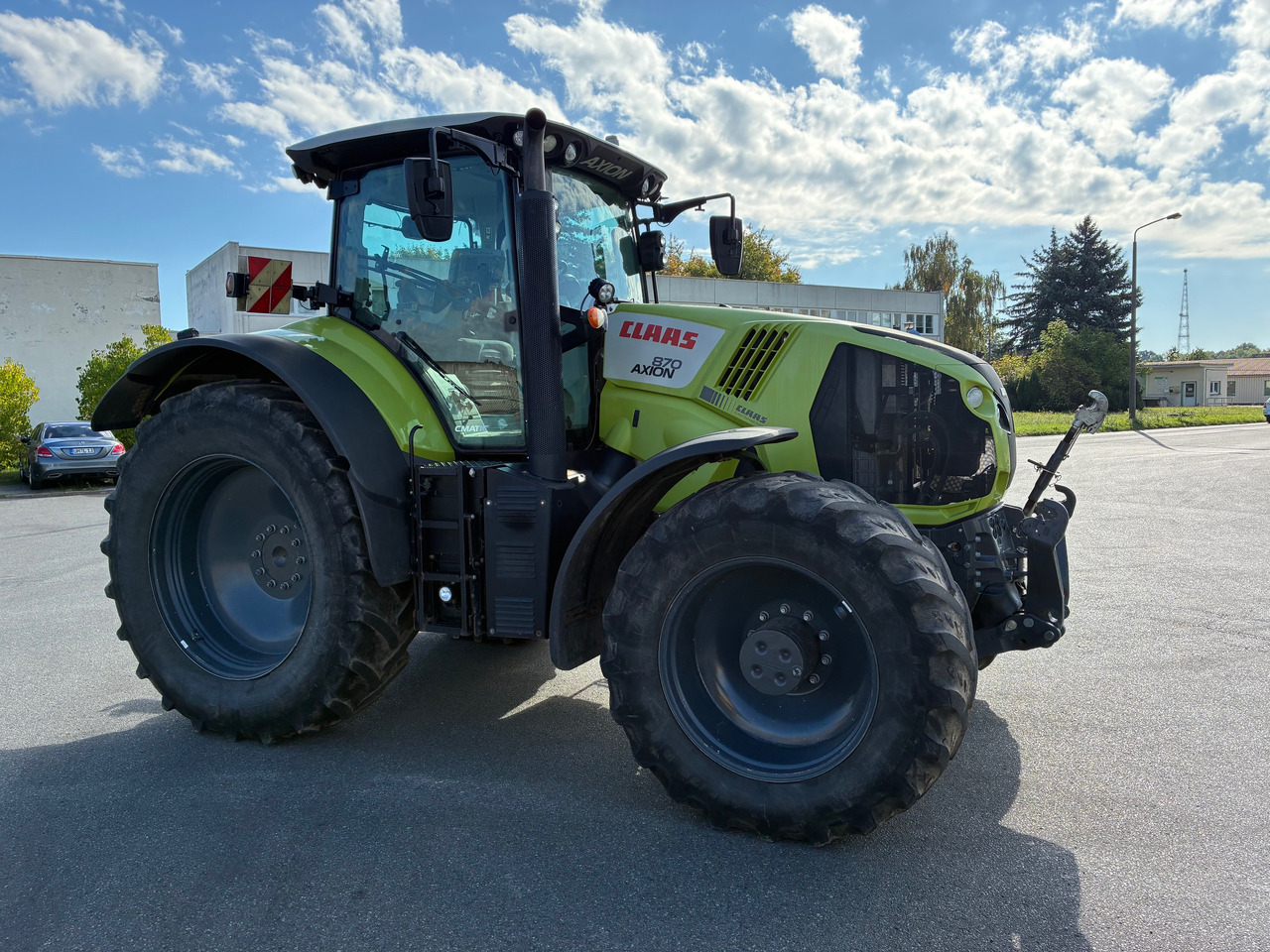 Farm tractor Claas Axion 870