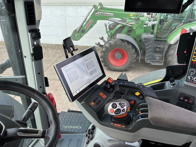 Farm tractor Claas Axion 870 CMATIC