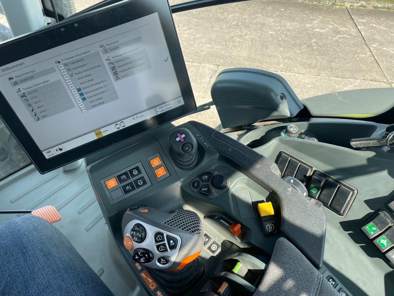 Farm tractor Claas Axion 870 CMATIC