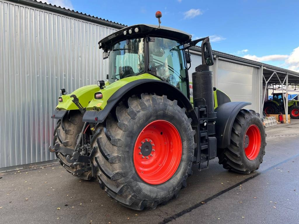 Farm tractor Claas Axion 920