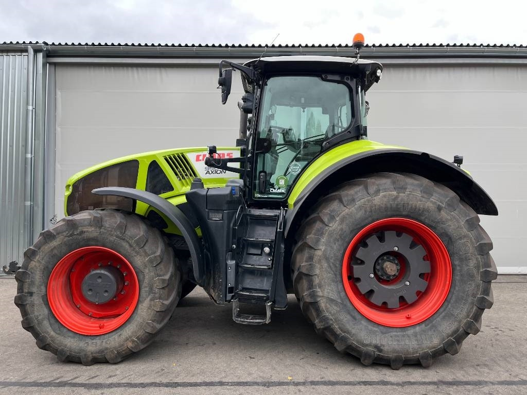 Farm tractor Claas Axion 950