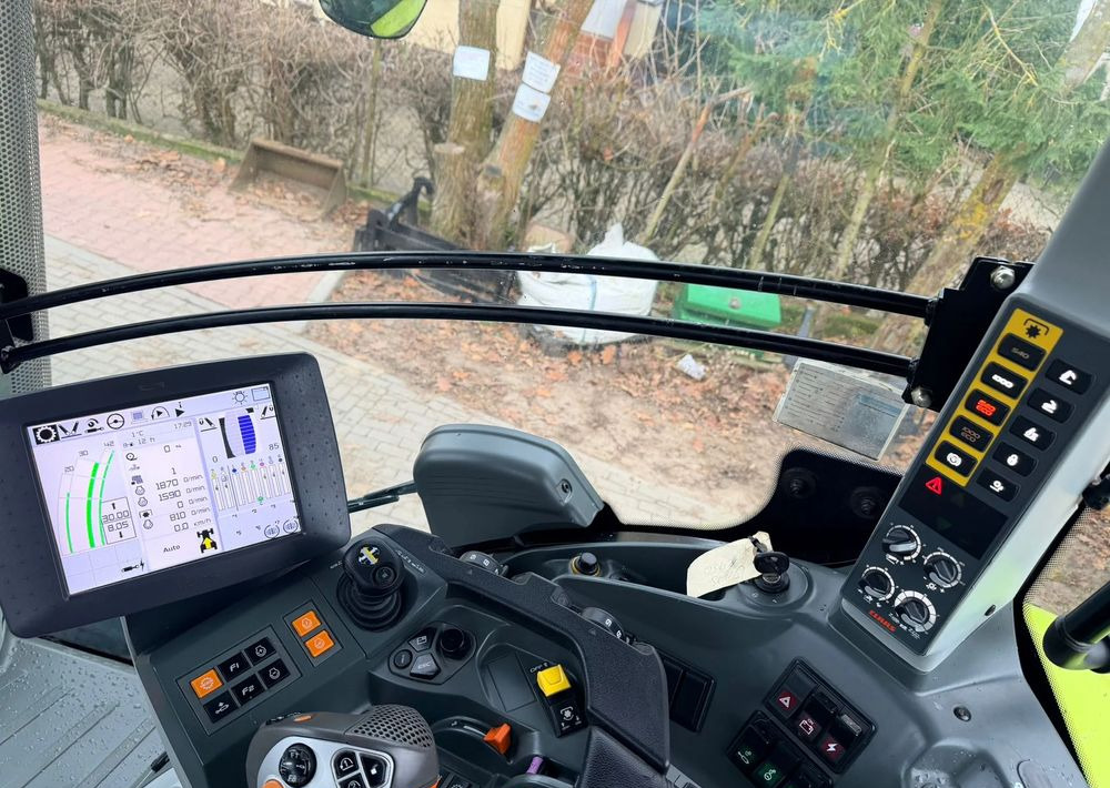 Farm tractor Claas Axion 950