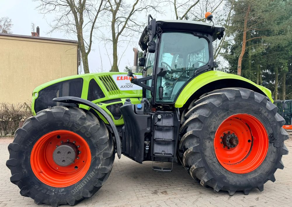 Farm tractor Claas Axion 950