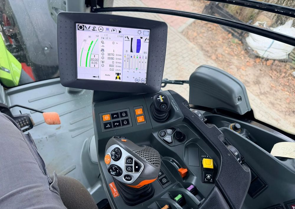 Farm tractor Claas Axion 950