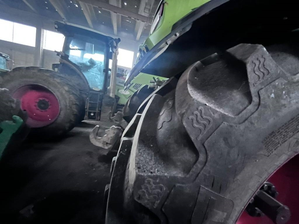 Farm tractor Claas Axion 950 Cmatic